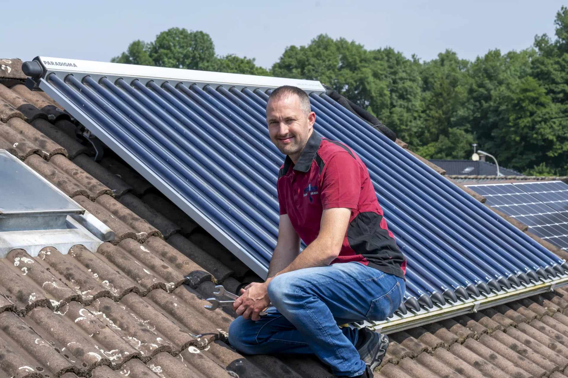 Monteur auf dem Dach an einer Solaranlage